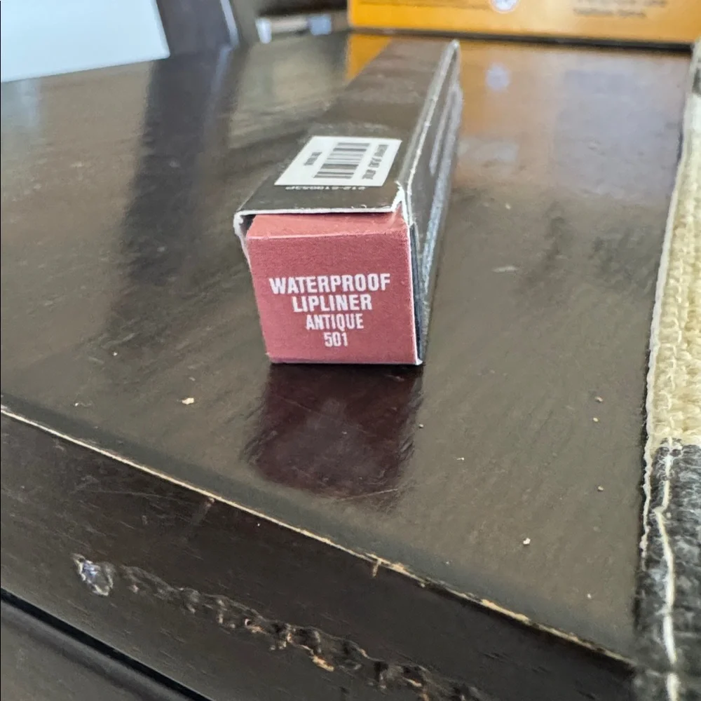 IL MAKIAGE Lip Liner with Red Tip - Picture 2 of 2